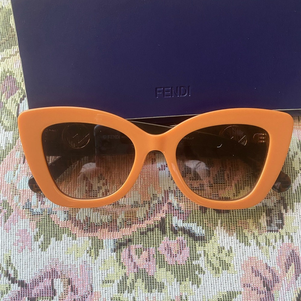 Fendi Cat eye Sunglasses EUC